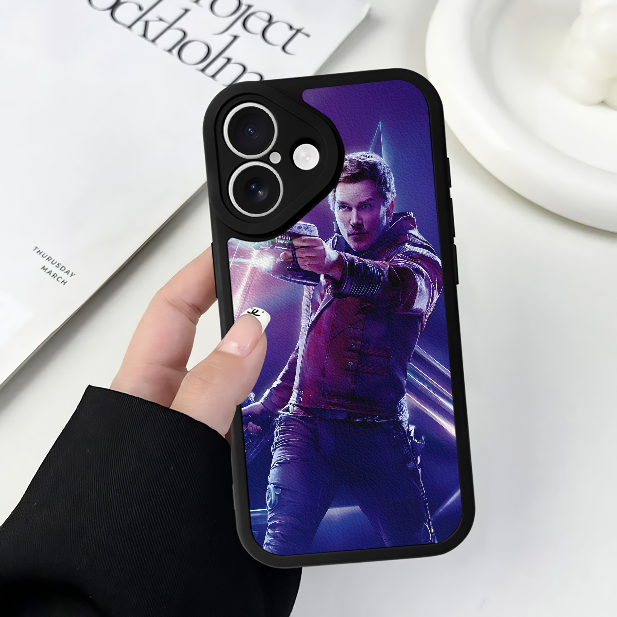 （画像用） アベンジャーズ The Avengers 【iPhone 16シリーズ対応】シリコンスマホケース（レザー調） 材質：シリコン